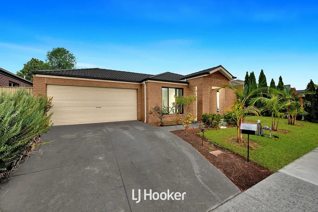 Cranbourne East 5Kwarto Timeless Family Living in the Esteemed Hunt Club Estate