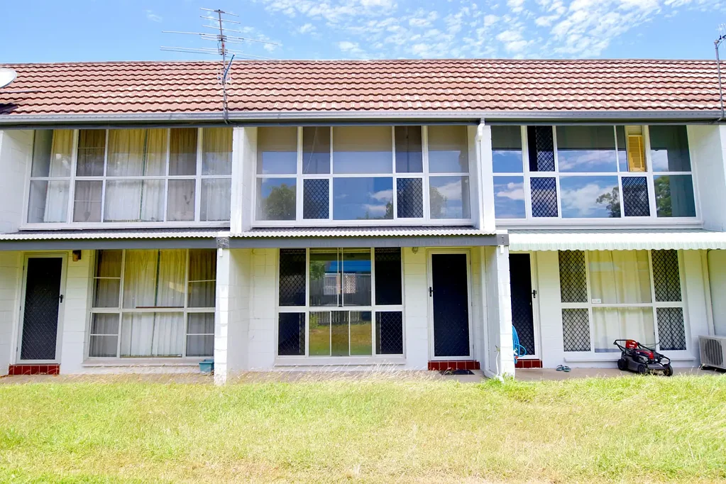 BARGAIN ALERT! VERY TIDY TOWNHOUSE - AIR CONDITIONED