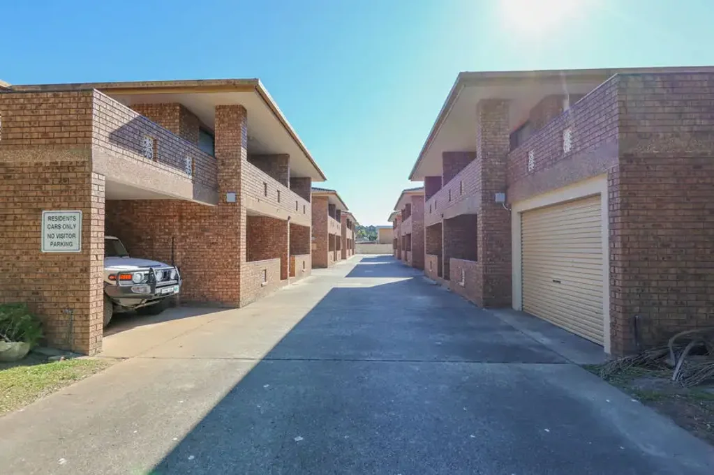 TOWNHOUSE CLOSE TO BEACH