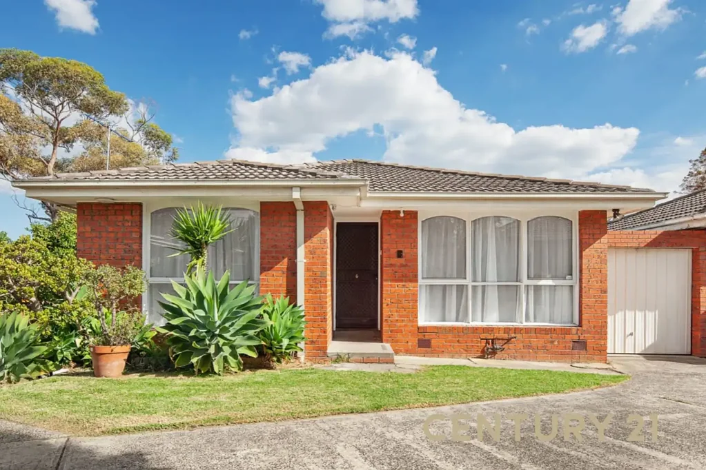 Spacious 2-Bedroom Unit with Large Backyard – Ideal Location!