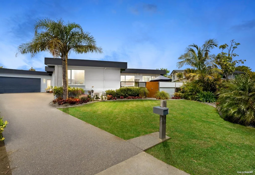 4 bedrooms family home in Botany Downs