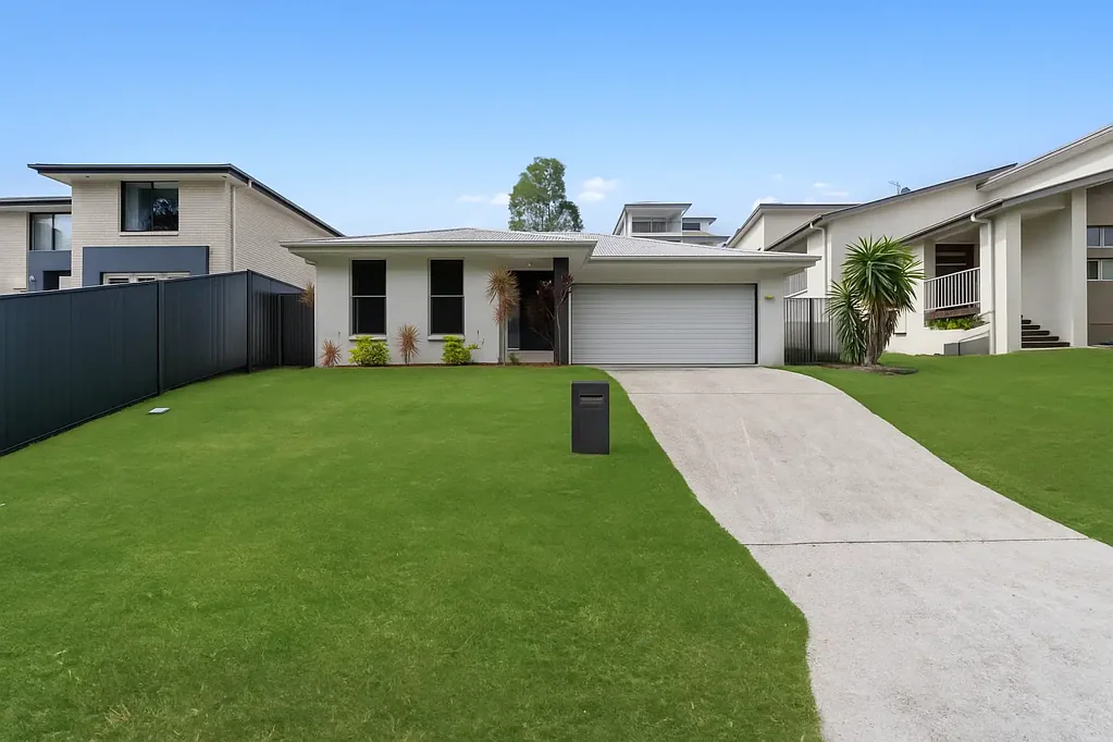 Pacific Pines 4ห้องนอน Effortless Family Living in a Sought-After Street!