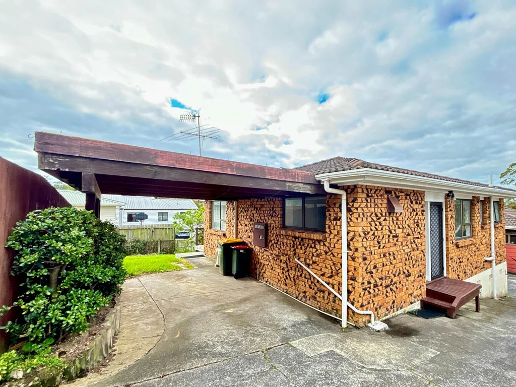 3 bedroom with garage & carport in Pakuranga