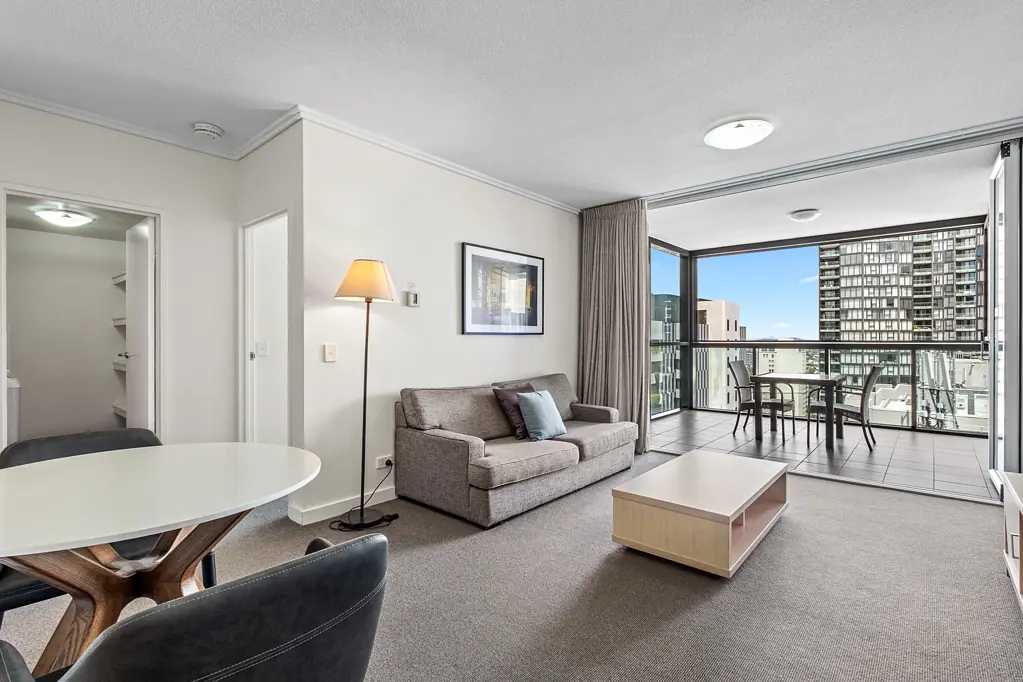 Modern Inner-City Apartment with Spectacular Views & Resort-Style Facilities