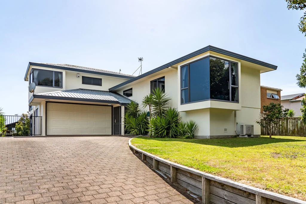 Papamoa 3 Bedroom Versatile family home just steps from the sand!
