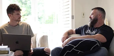 房产圈离奇一幕！塌房”导师“竟找破产开发商指点迷津，两代爆雷王同框讨论投资