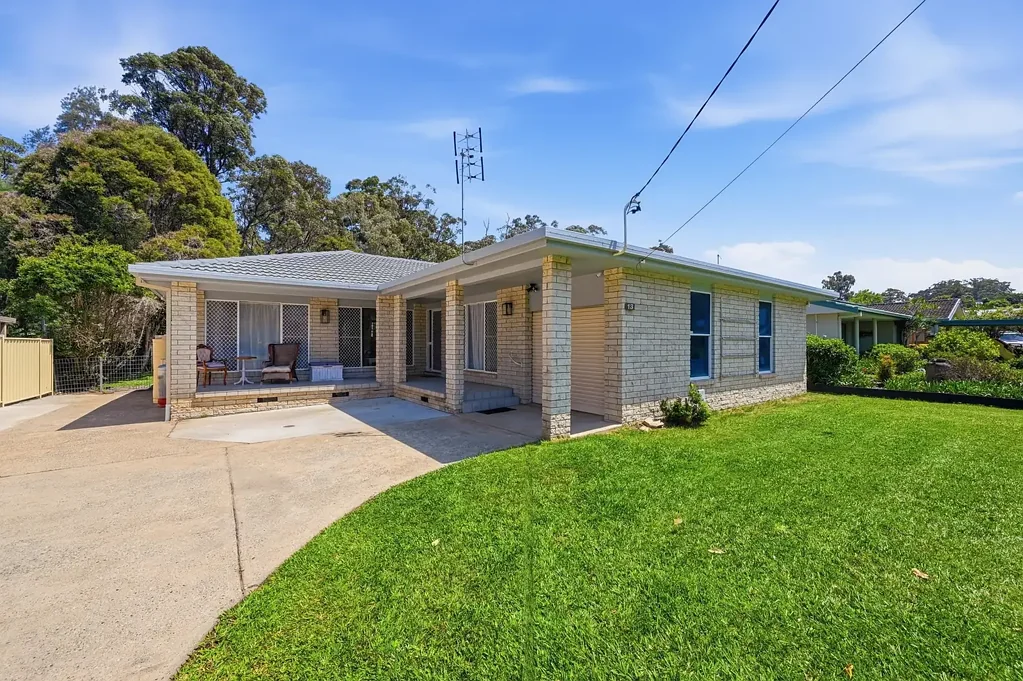 Toormina 4房  Updated Family Living Near Amenities with a Leafy Reserve Outlook