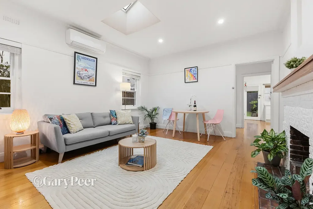 St Kilda East 2房 经典绿篱花园 实心砖砌结构 艺术装饰风格 采光充足室内 现代厨房设备 阳光后院草坪 中央浴室淋浴 便捷交通网络 活力街区近邻 Art Deco brilliance, cul-de-sac serenity