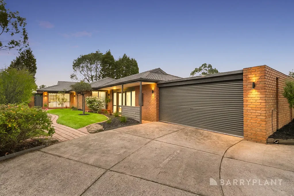 Wantirna South 4房 955平米宽敞地块 多代同堂灵活空间 全新粉刷地毯 自然采光充沛 宽敞客厅娱乐区 翻新厨房备餐佳 主卧步入式衣帽间 前厅多功能区 后院低维护花园 双车库充足停车 * AUCTION ON SATURDAY 11TH JULY AT 10AM *