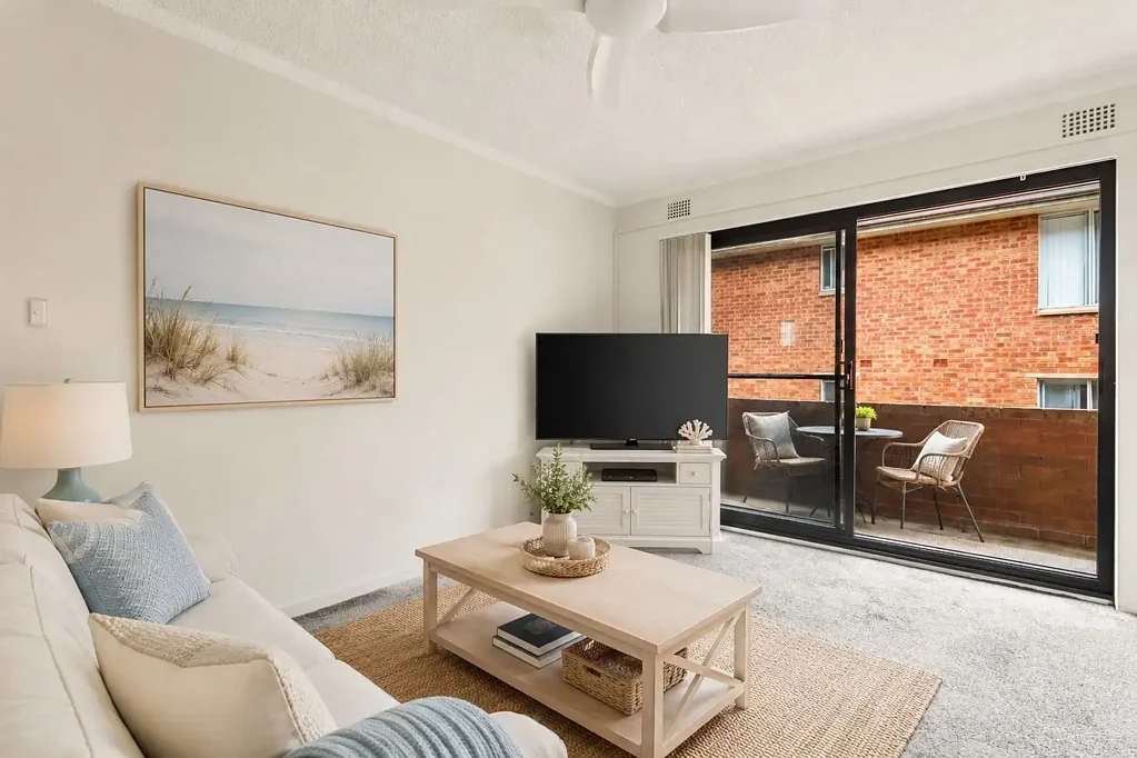 Sunlit North-East Apartment in Quiet Beachside Cul-de-sac