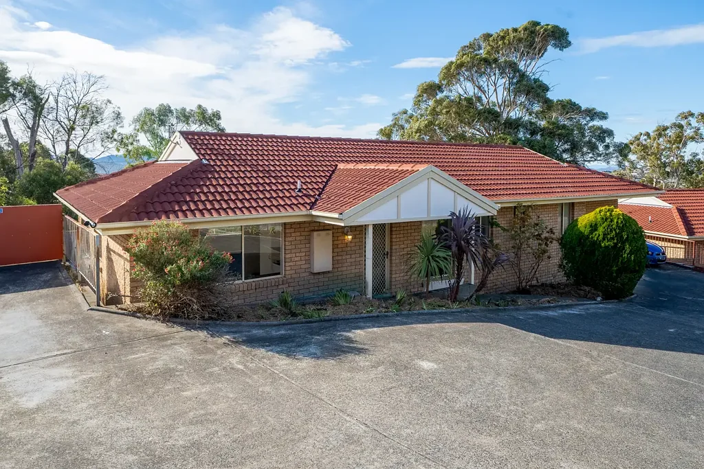 Spacious 4-Bed Unit with Downstairs Area