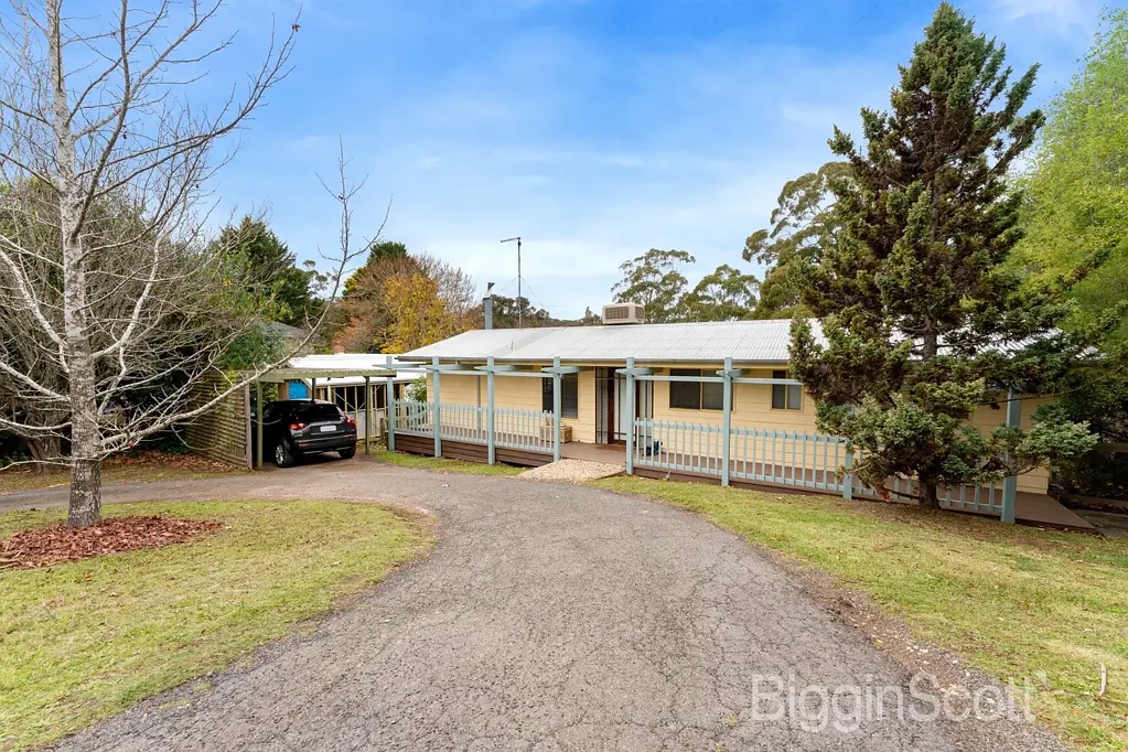 IMMACULATE COTTAGE CLOSE TO THE LAKE