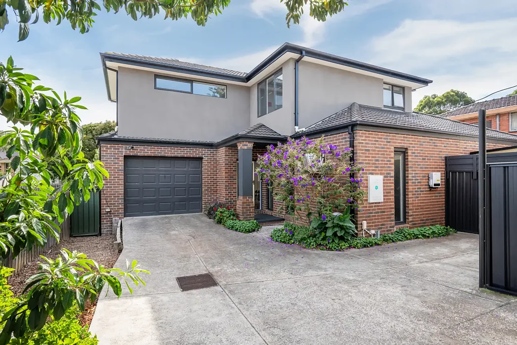 Mount Waverley 4房 学区核心奢宅 703㎡阔地 木地板双区布局 Smeg厨电 岛台露台 防雨娱乐空间 中央供暖 太阳能 便捷交通 购物公园云集 Luxurious Home on 703m2*