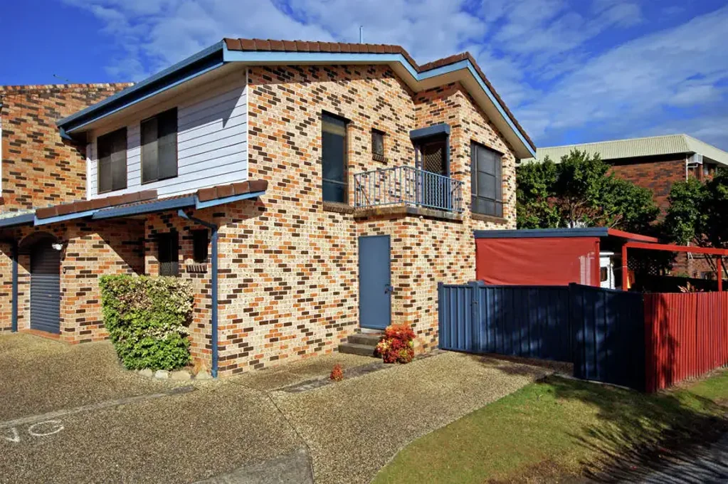 UNIQUE AND SPACIOUS TOWNHOUSE