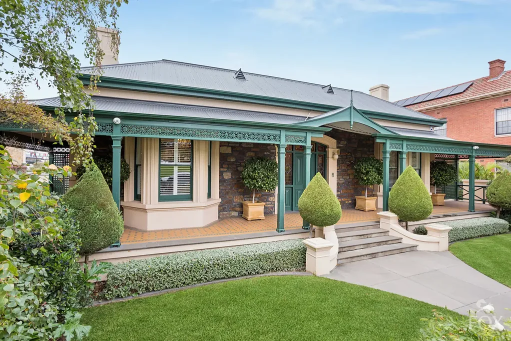 North Adelaide 3 Slaapkamer A landmark bluestone residence on 3 titles in notable dress circle position, sited on important land holding of 1363 sqm approx.
