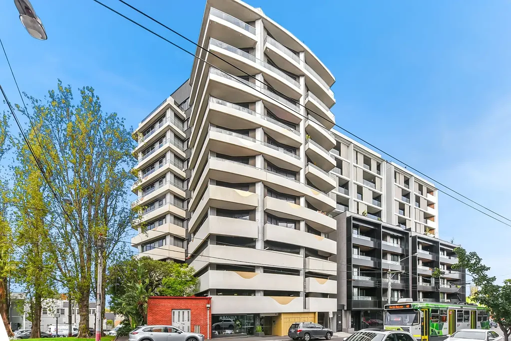 SOPHISTICATED URBAN EDGE IN PRIZED LOCATION