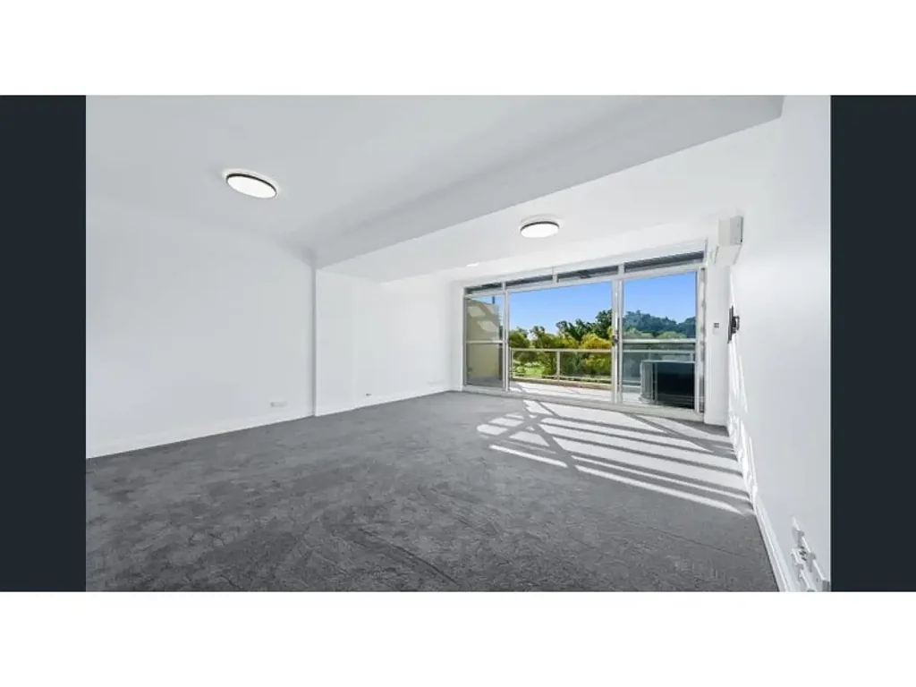 Luxury Golf Course Living with Double Garage...