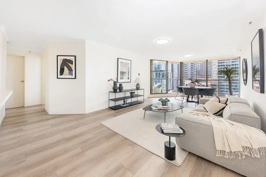 Sydney 2房 海德公园景观 东北朝向晨光 精美翻新两居 现代厨房石材台面 全屋木地板 安全停车位 顶级会所设施 Newly renovated with Hyde Park vista