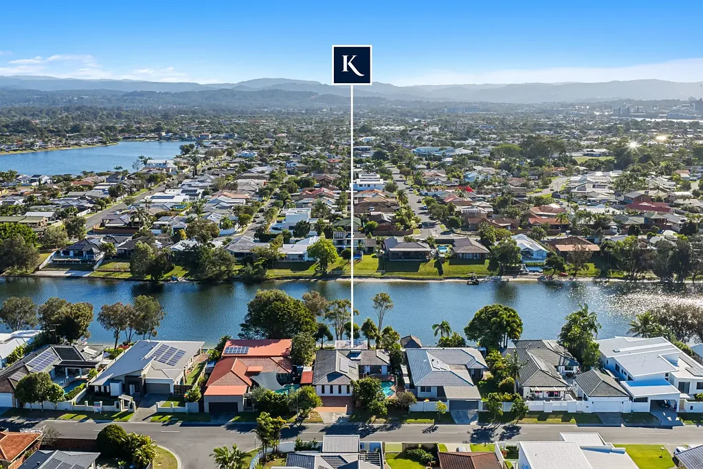 Burleigh Waters 3બેડરૂમ 797m² of Waterfront Opportunity in Central Burleigh Waters