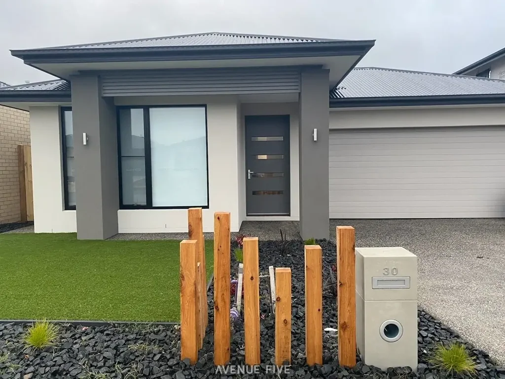 Low maintenance living in fantastic location!