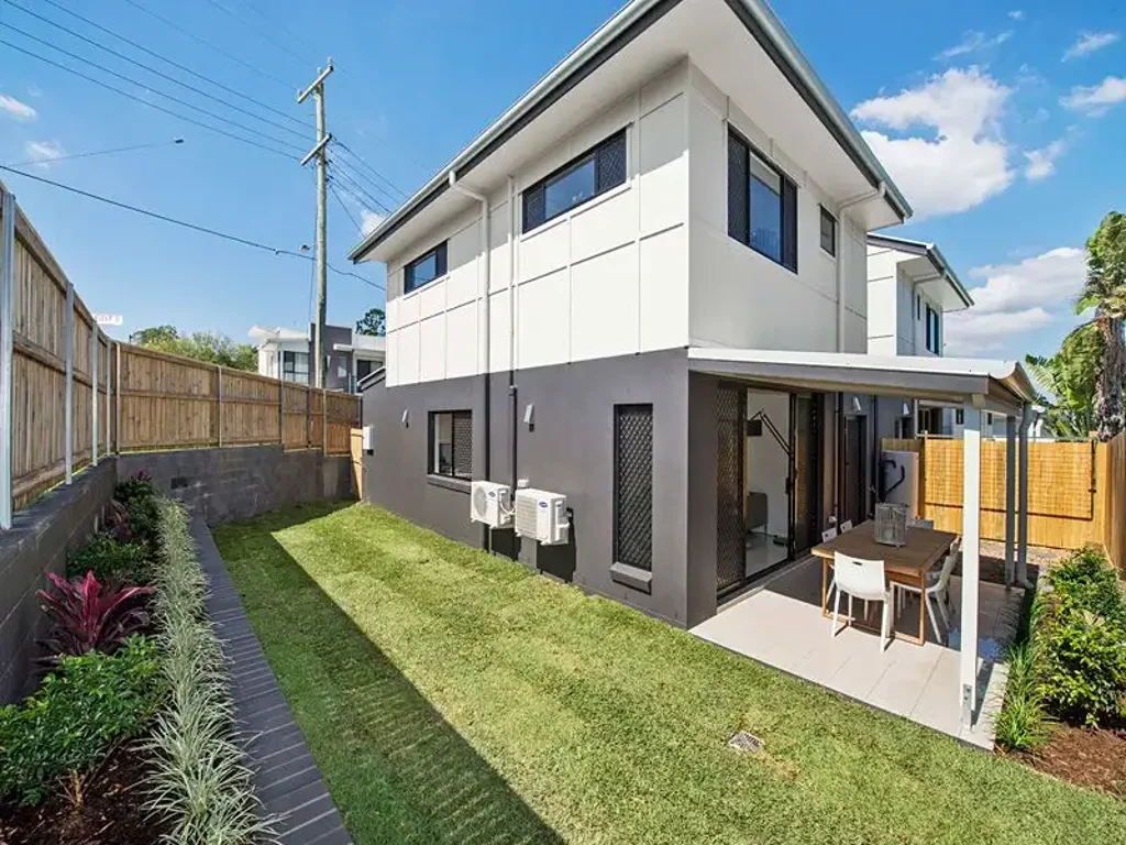 BOUTIQUE TOWNHOUSE - AIRCON THROUGHOUT - WALKING DISTANCE TO SHOPS