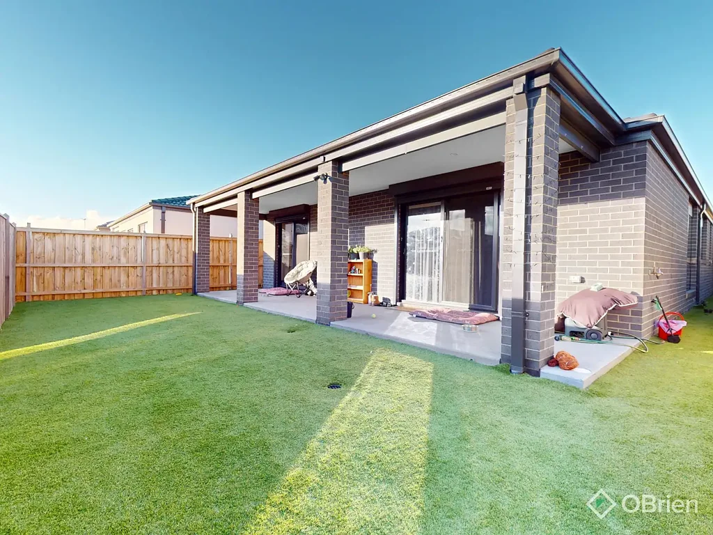 Modern Family Home – Prime Clyde North Location - Many Extra Features