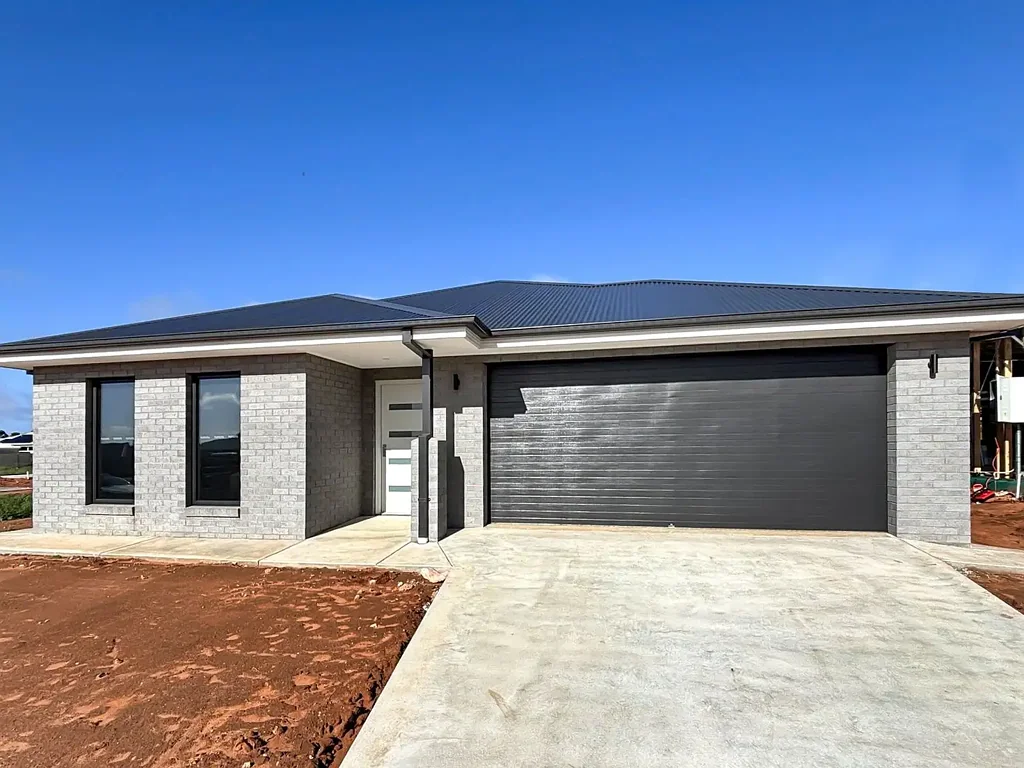 Gol Gol 4Kwarto Stunning Brand New Home & Great Shed!