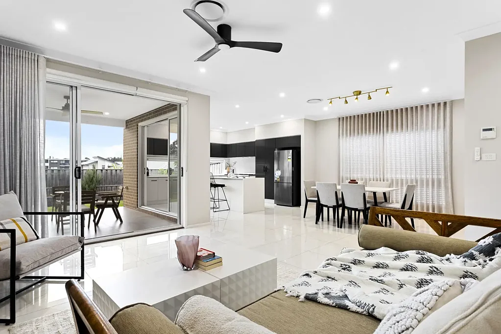 Schofields 5Zimmer East Facing, Ultramodern family home located in the best part of Schofields! Within 15 minute walk to Schofields Train Station & Shops