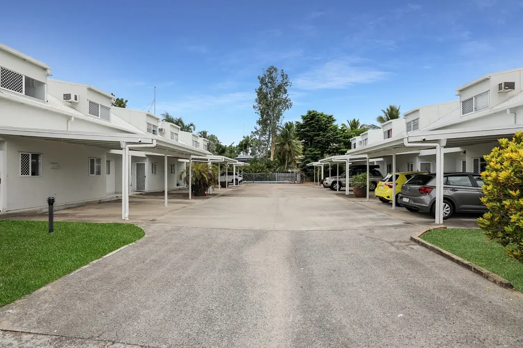 4/462-464 McCoombe Street, Mooroobool, QLD 4870