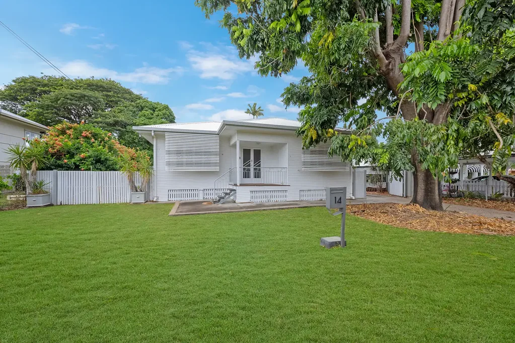 Mundingburra 3房  Post war Bungalow  with the charm of yester year and modern flair.