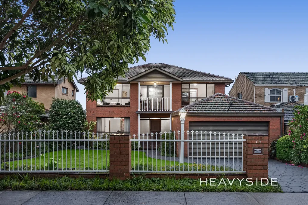 Balwyn North 4房 双层熟料砖住宅 | 后院朝北 | Balwyn North 核心地段 Two-Storey Clinker Brick Residence | North Facing Rear | Pivotal Balwyn North Location