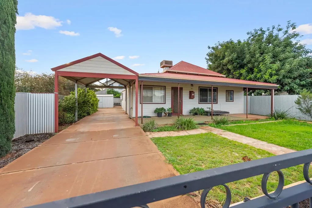 Piccadilly 4房  Affordable 4x2 Gem – Perfect for First Home Buyers or Investors!