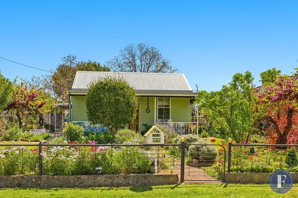 Cootamundra 3Kwarto Complete Double Brick Character Home on 1,012sqm*