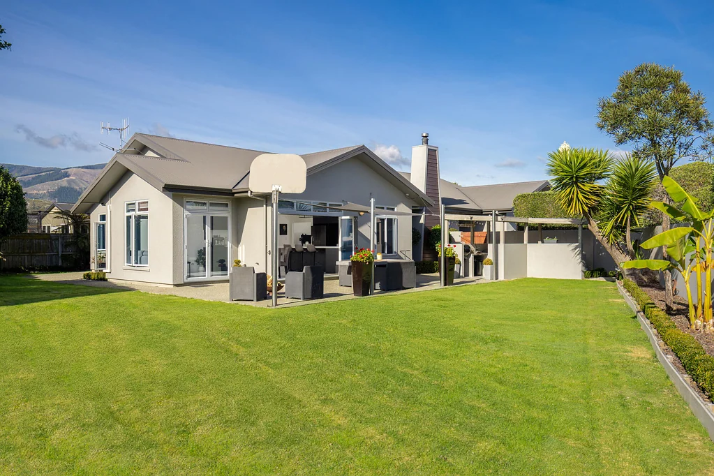 Stoke 4房  Stylishly Renovated Family Living