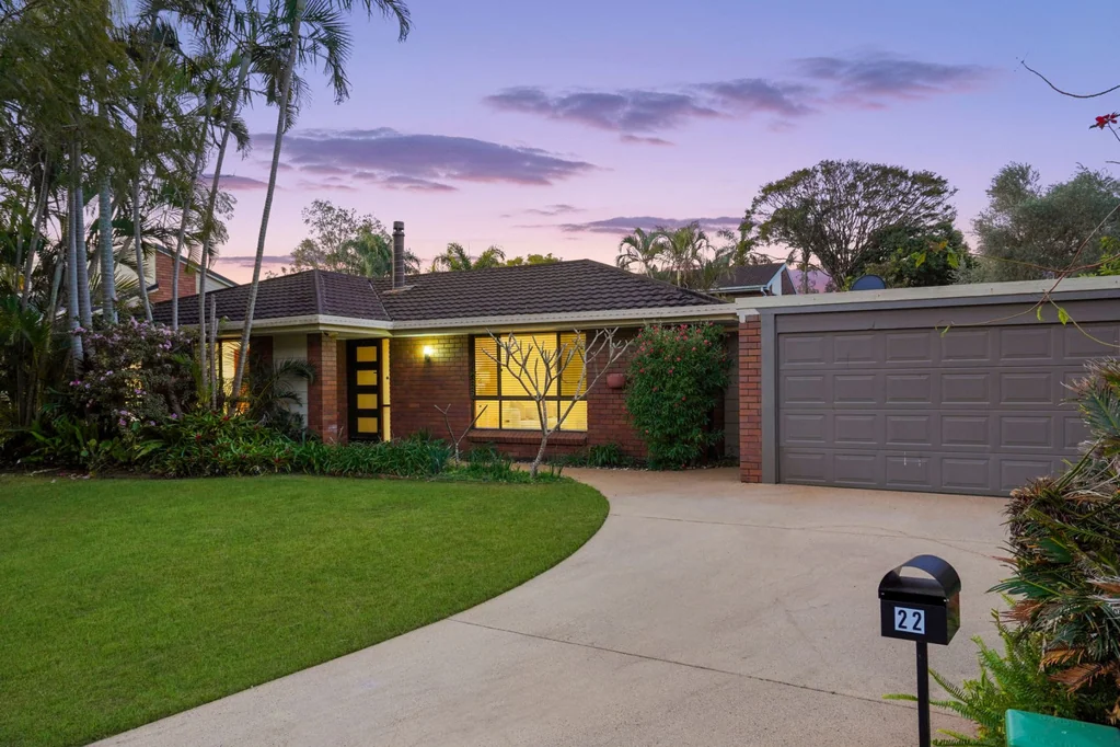 Springwood 4બેડરૂમ Loved Hard for 27 Years, Ready for the Next Chapter with Built-in Indoor Bar and Sparkling Pool on flat 686sqm