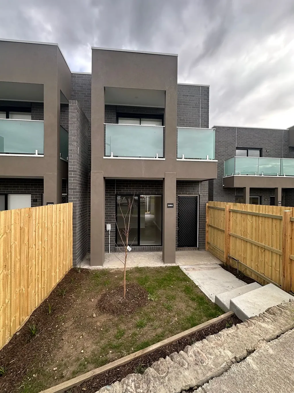 8x BRAND NEW 2 BEDROOM TOWNHOUSES IN PRIME LOCATION IN THE LAKES