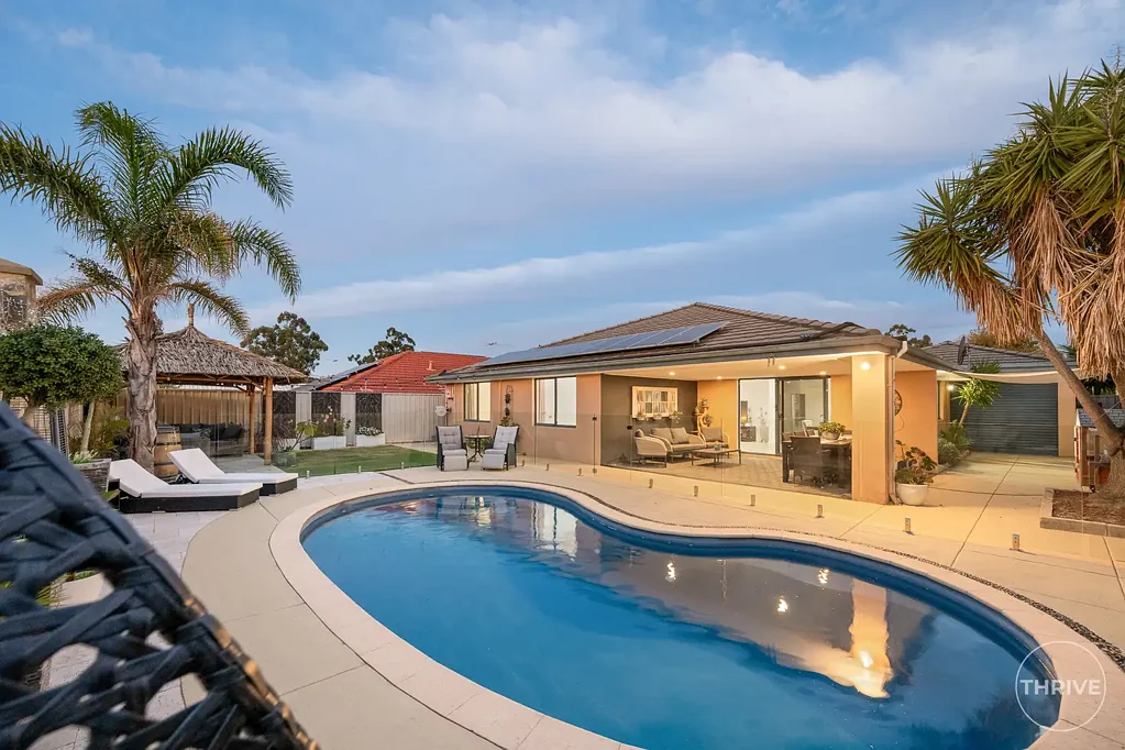 Jandakot 4Zimmer Comfortable family living with poolside entertaining and ultra convenience!