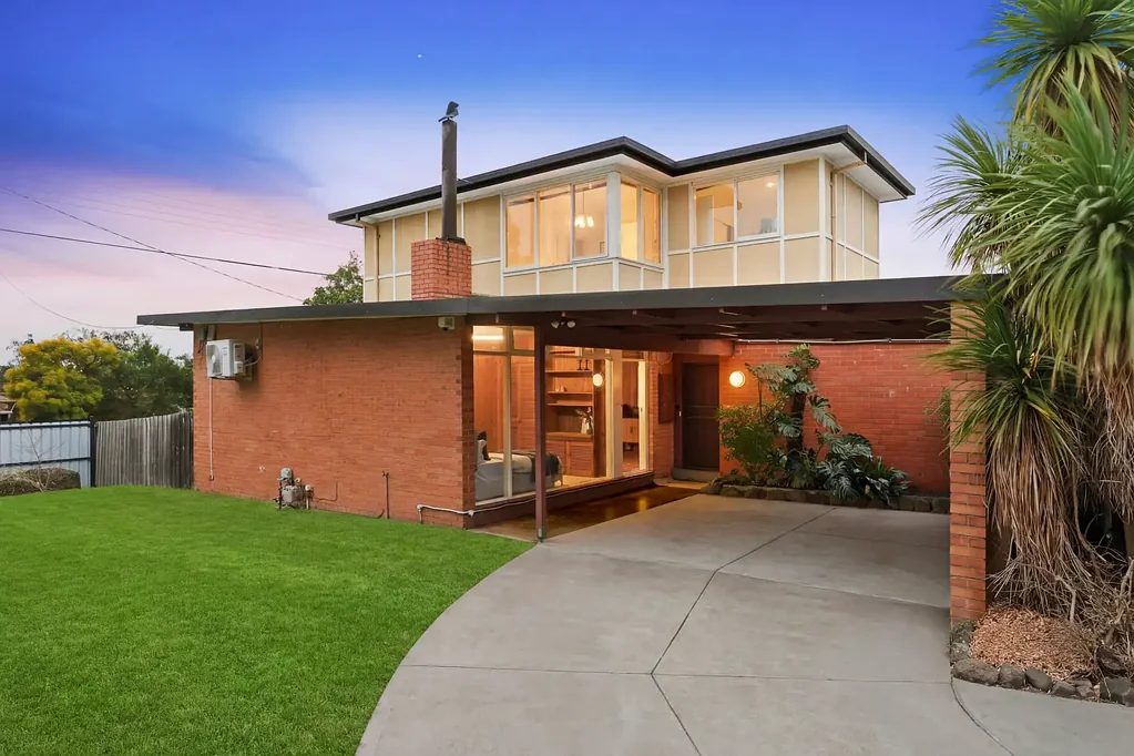 Doncaster East 7Habitaciones Mid-Century Charm on a Spacious Corner Allotment