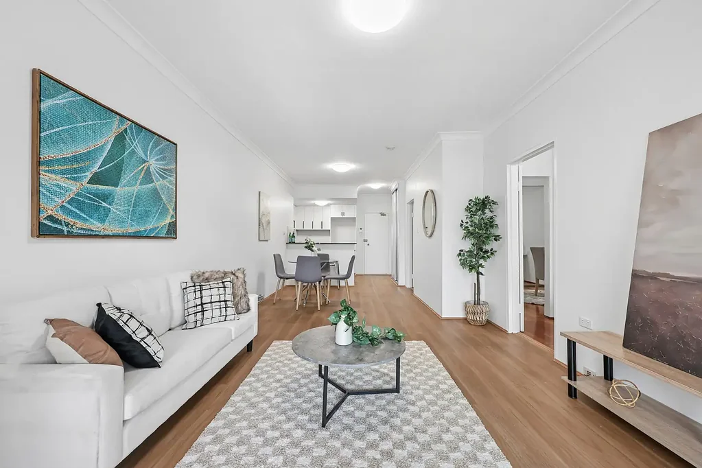 St Peters 1chambre Light-Filled and Low-Maintenance in a Prime Village Setting