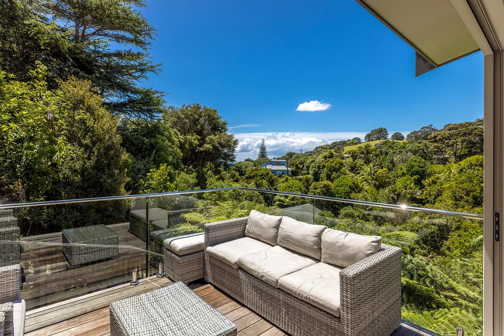 Onetangi 3 Bedroom Modern living, moments from the sand