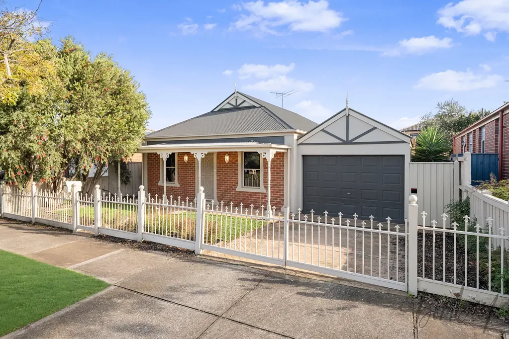 Craigieburn 3房 337平米土地宽敞  高地购物中心近邻  三卧布局实用  美丽厨房中心  宽敞后院娱乐  生活便利荟萃 Comfort, Convenience & Family Living in the Heart of Craigieburn
