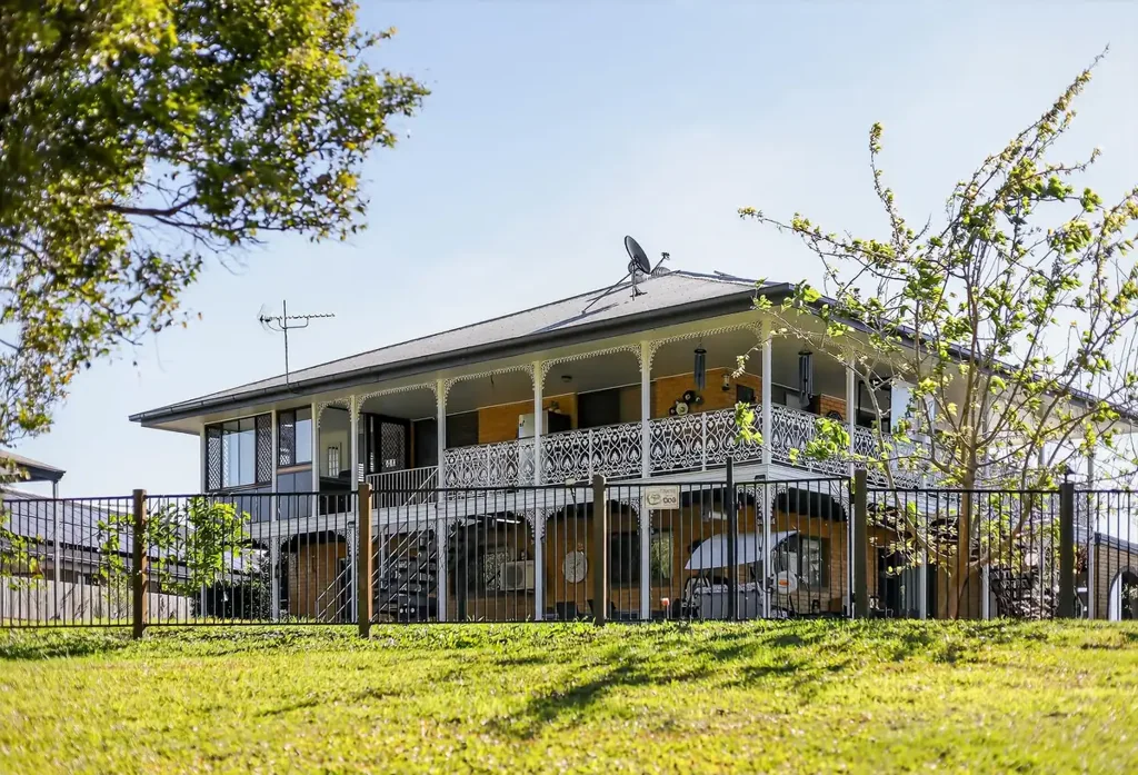 Bellmere 4房  优惠：宁静的双居住休养地，占地近四分之一英亩！  THE OFFER: Tranquil Dual-Living Retreat on Nearly a Quarter Acre!