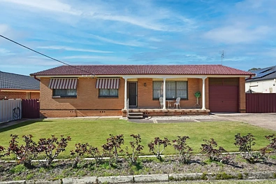 Elermore Vale 3 Slaapkamer First Time Offered – Original Family Home on a Generous Block