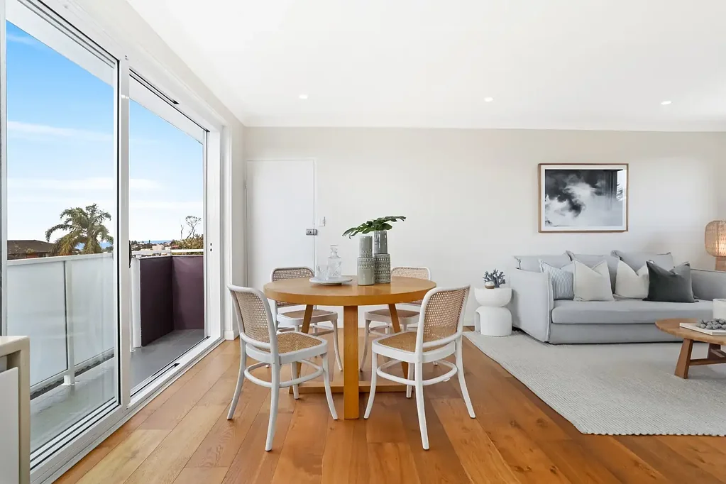Top Floor Beachside Apartment With Sweeping Ocean Views