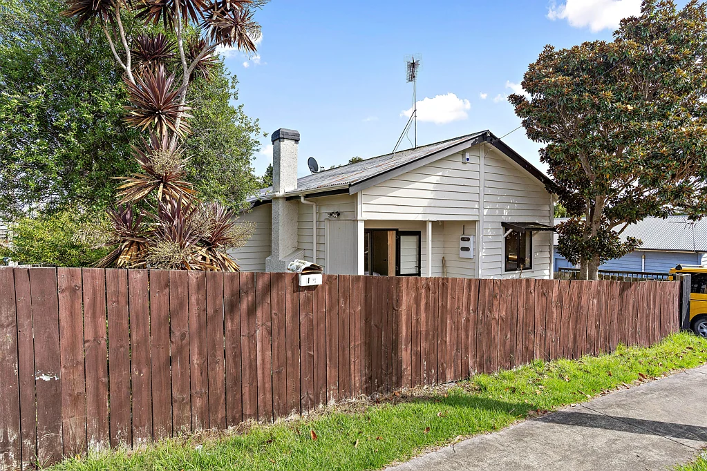 Otahuhu 3Phòng ngủ Low-Maintenance Living in Central Otahuhu - Warm, Inviting & Full of Potential!