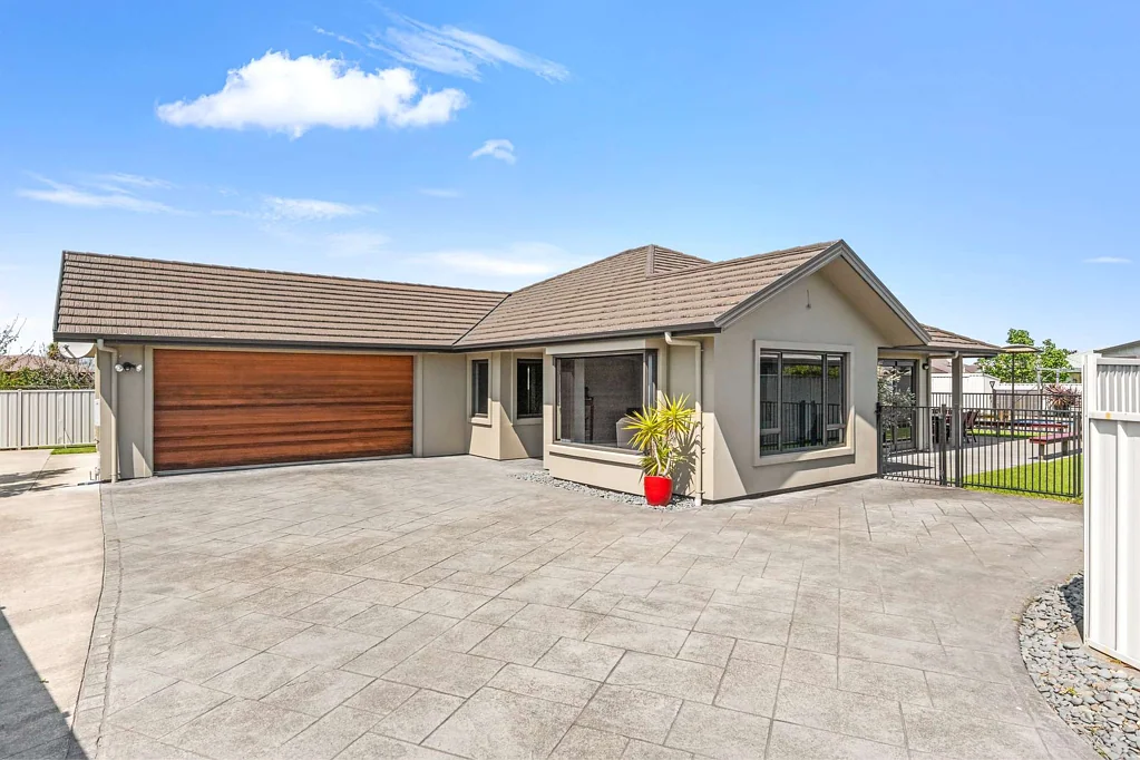 Lytton West 4房  The Pool’s Just the Beginning