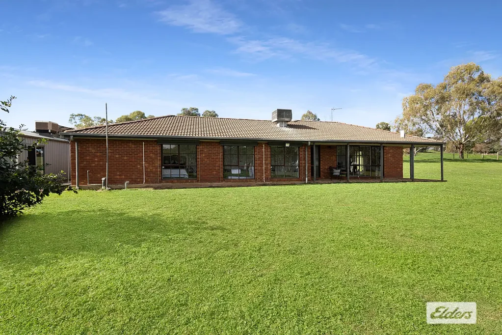 Axedale 4房  Feature Packed - Renovated Home, Studio, Outstanding Shedding & Town Water