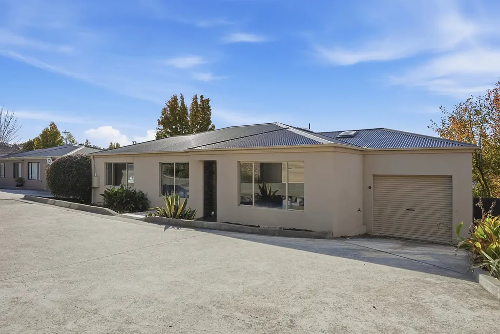 Austins Ferry 4 Slaapkamer Opportunity Arises - Spacious, Low-Maintenance Living in Austins Ferry