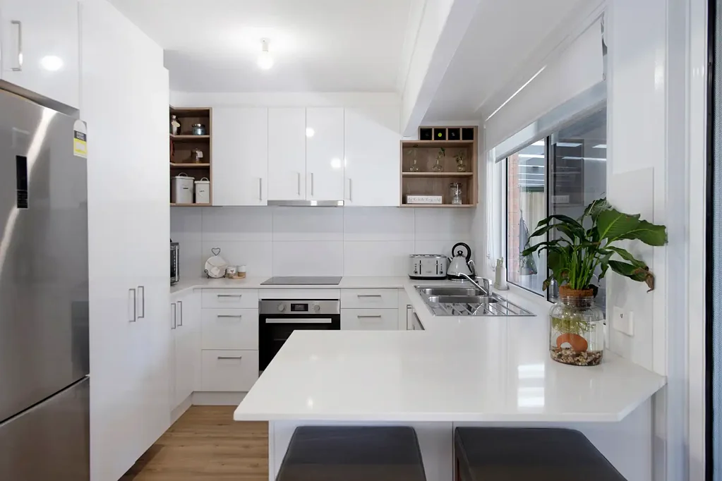 Ashmore 2房  Single Level Renovated Duplex - Large yard with side access!