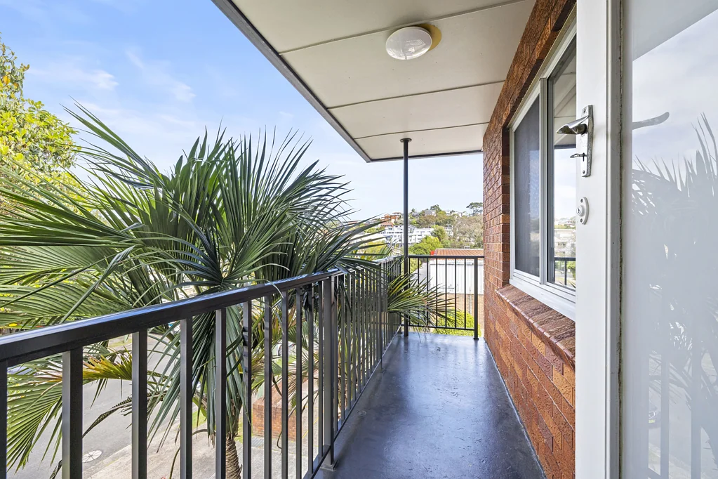 Manly Vale 2कमरा Oversized apartment with exciting renovation potential